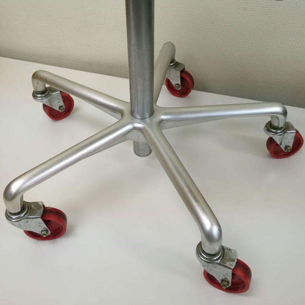 タカラベルモント アルミ Dスツール 赤キャスター