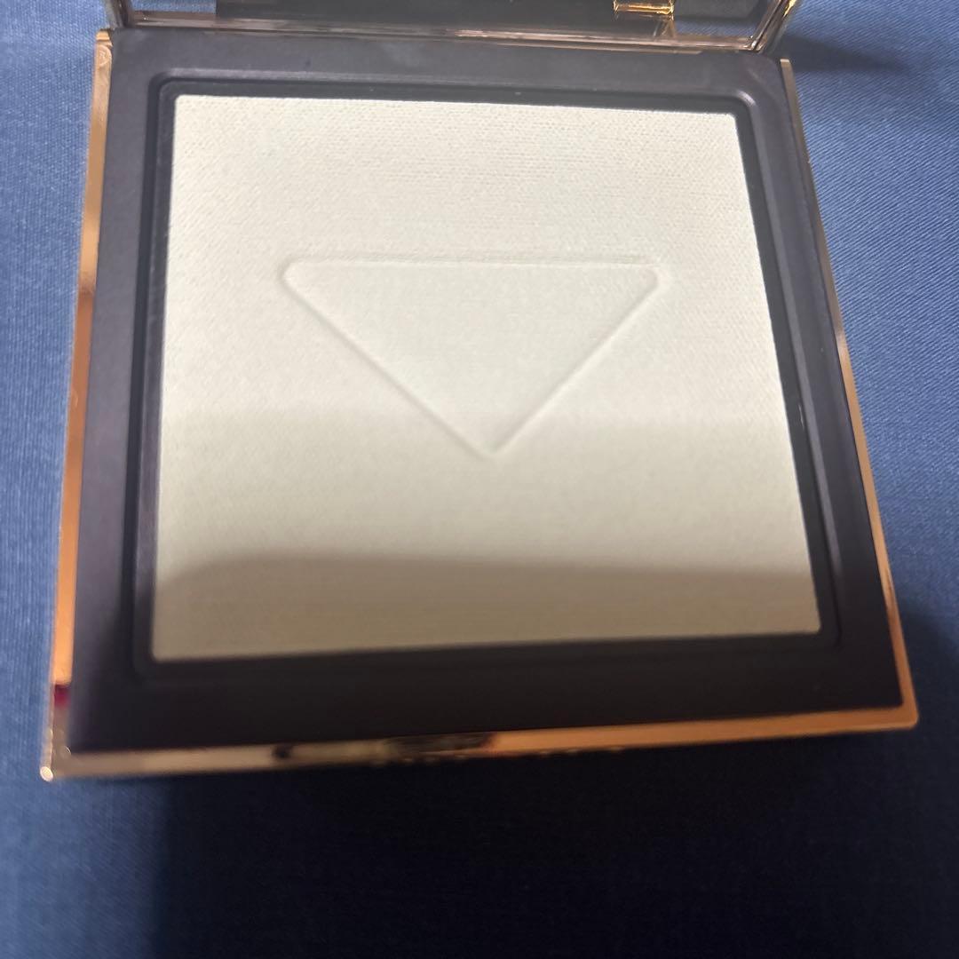 新品❤︎PRADAフェイスパウダー