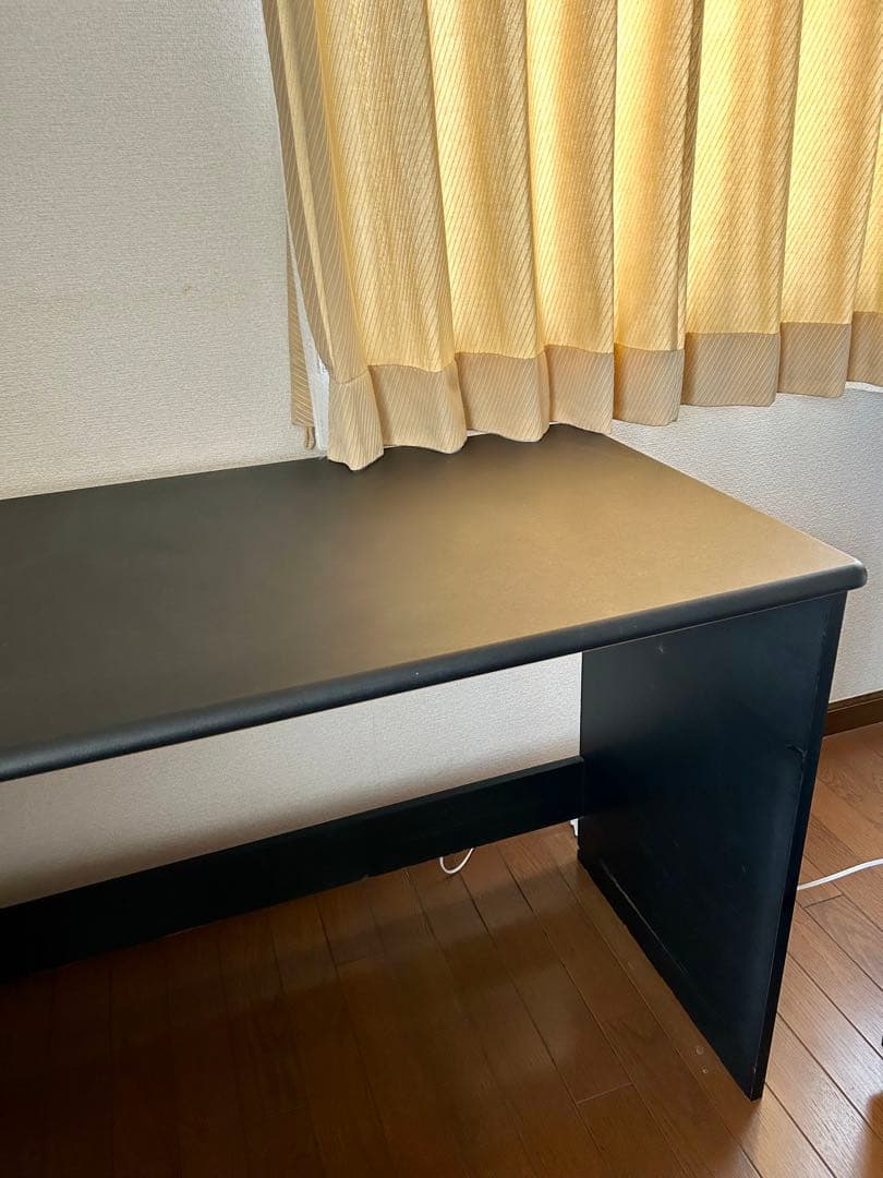 黒い　デスク　パソコンデスクにも。