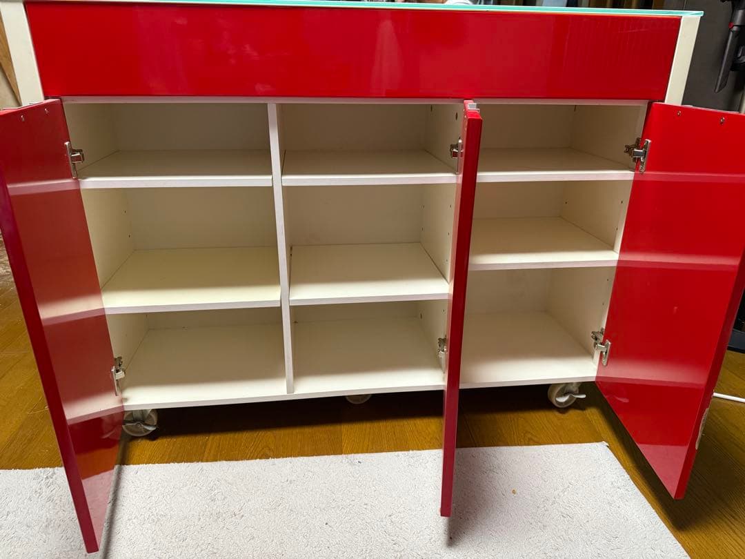 赤と白の食器棚・キッチンカウンター