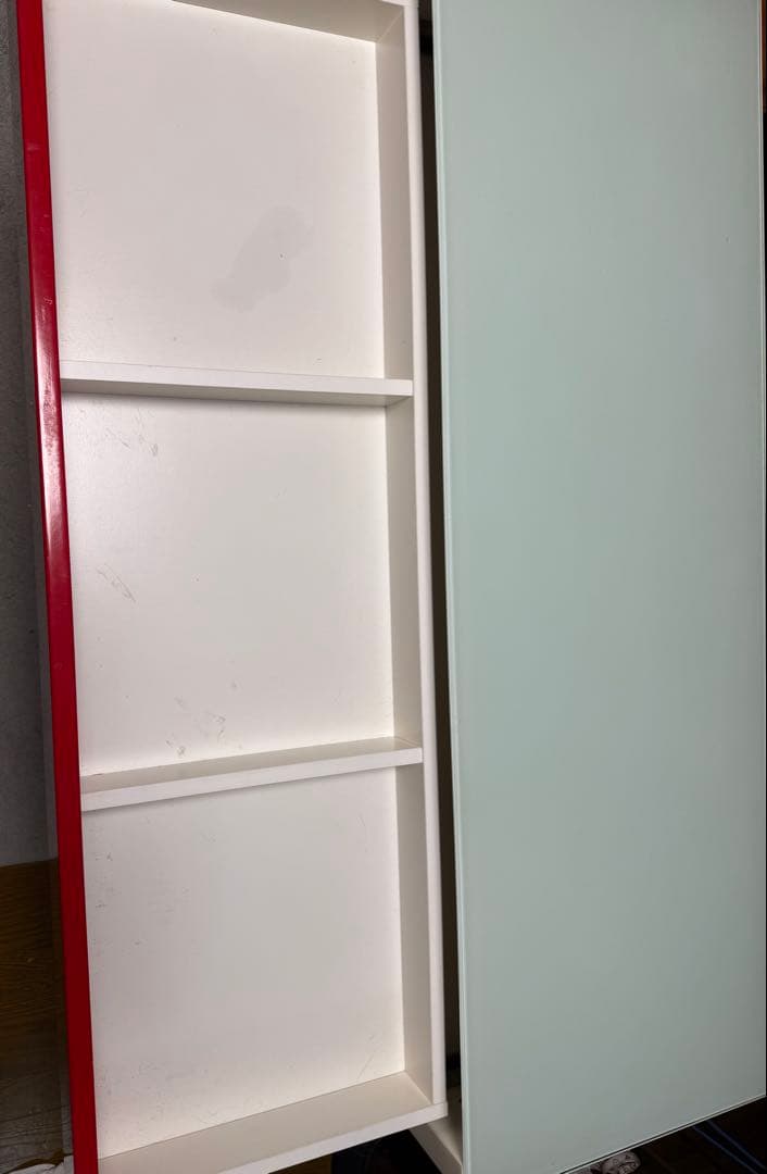 赤と白の食器棚・キッチンカウンター