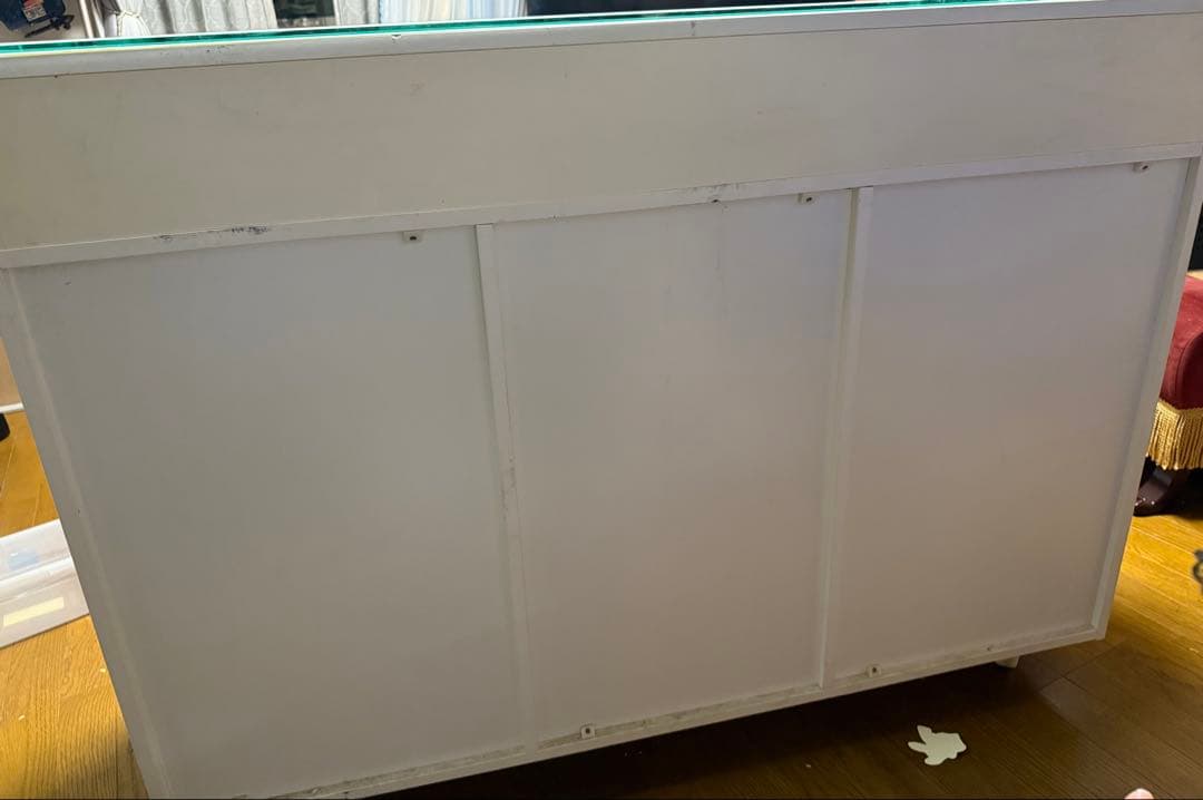 赤と白の食器棚・キッチンカウンター