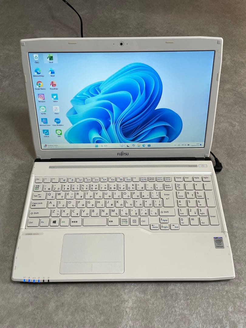 FUJITSU 富士通 ノートパソコン　15.6インチ 高性能