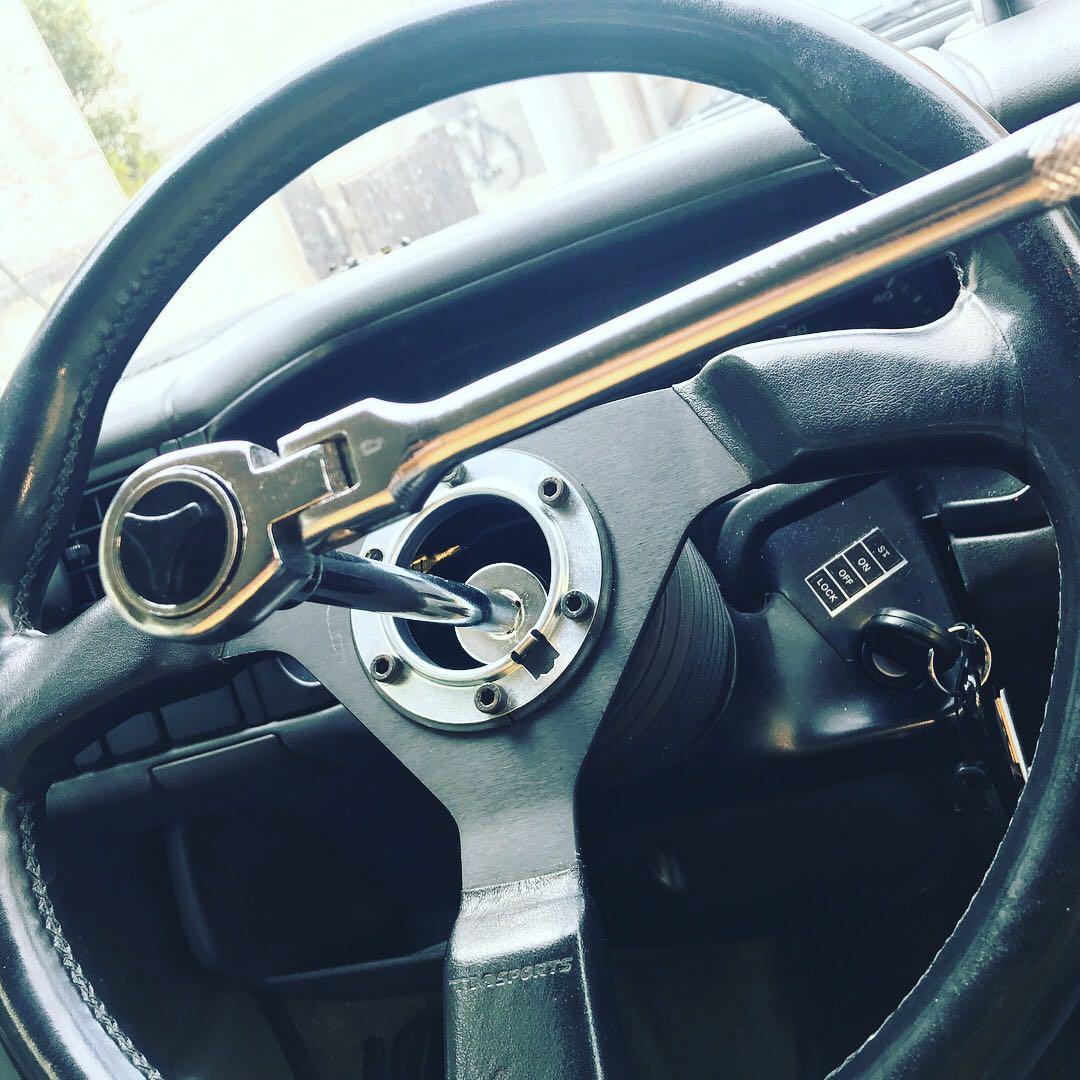 momo製ボスとステアリングホイール 3スポーク