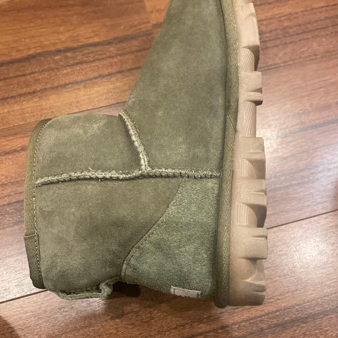 新品未使用　UGG カーキ　箱無し　ショートブーツ