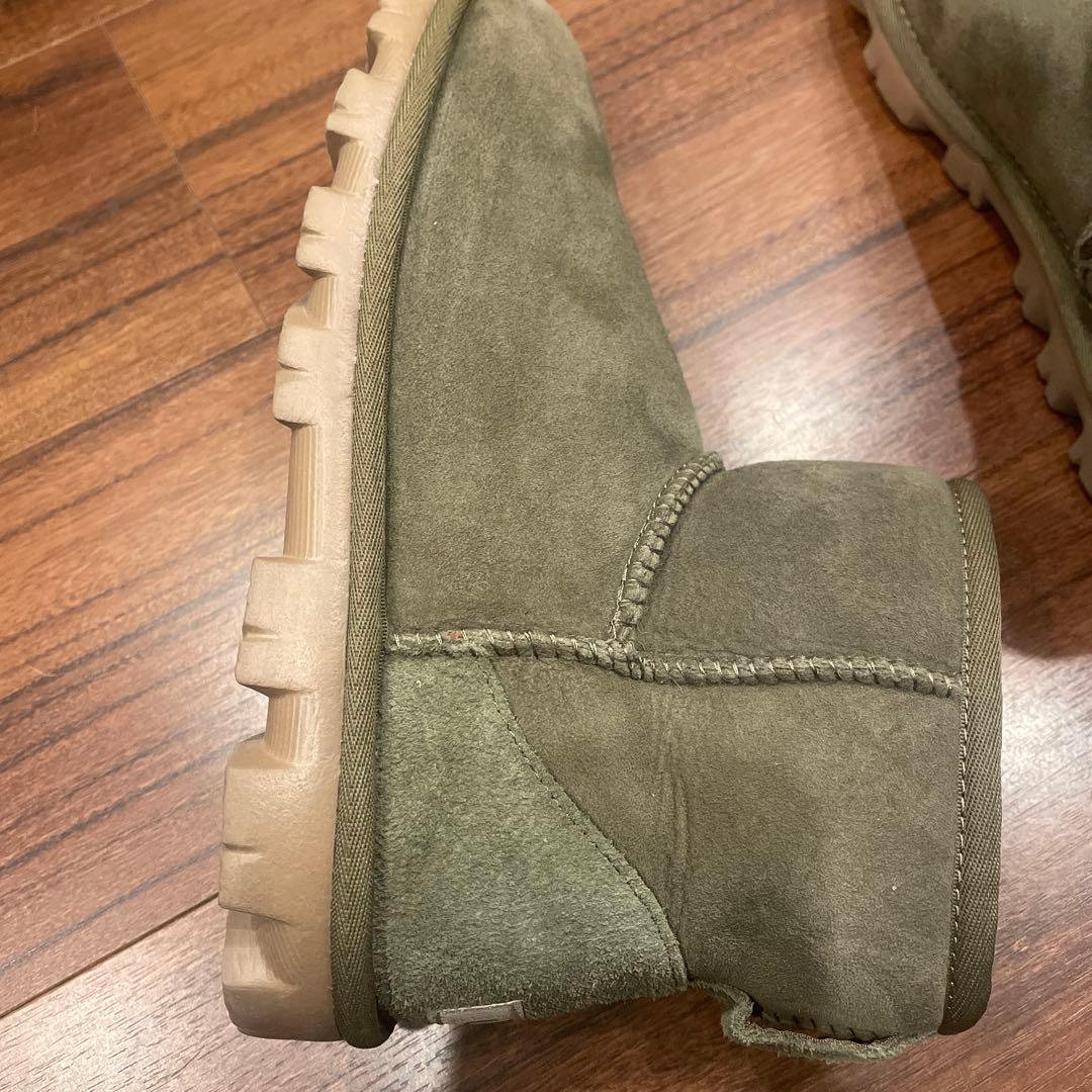 新品未使用　UGG カーキ　箱無し　ショートブーツ