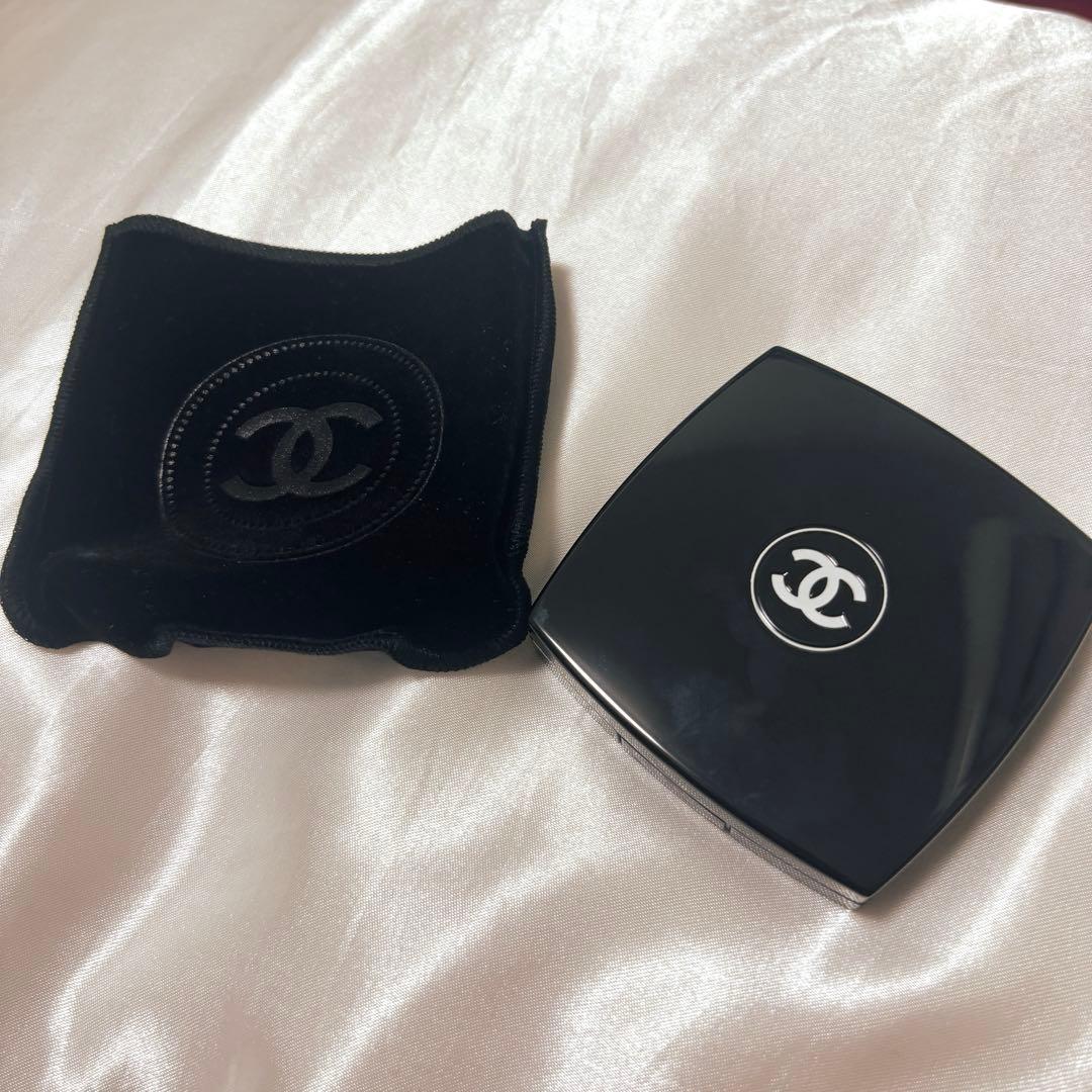 CHANEL レ キャトル オンブル ブトン 239