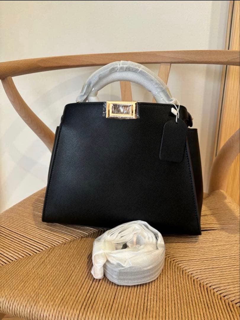 本革　ブラックハンドバッグ ゴールド金具付き　ノーブランド