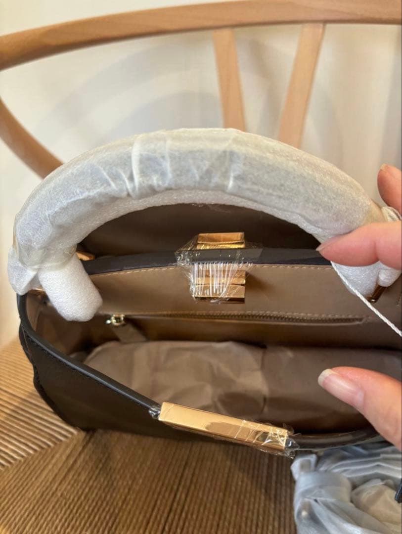 本革　ブラックハンドバッグ ゴールド金具付き　ノーブランド