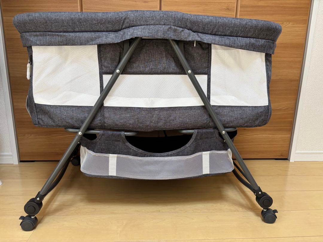 メッシュカバー付きベビーベッド グレー　折りたたみ　コンパクト