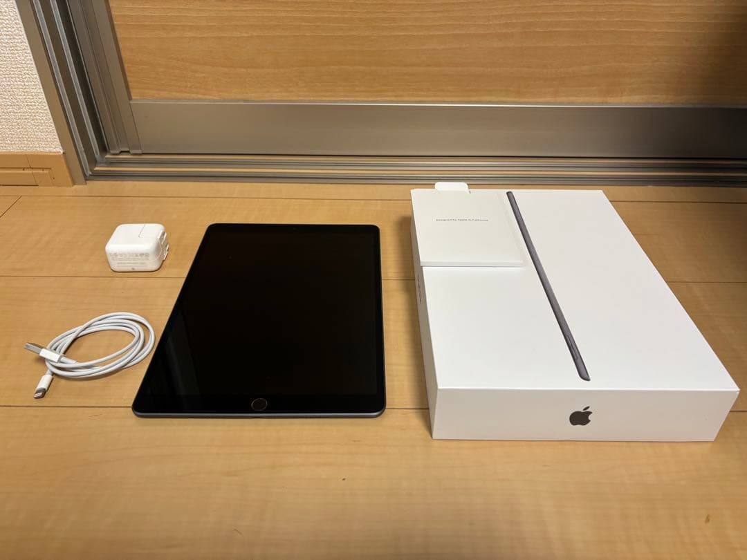 iPad AIR 第3世代 WIFI 64GB （液晶表示むらあり）