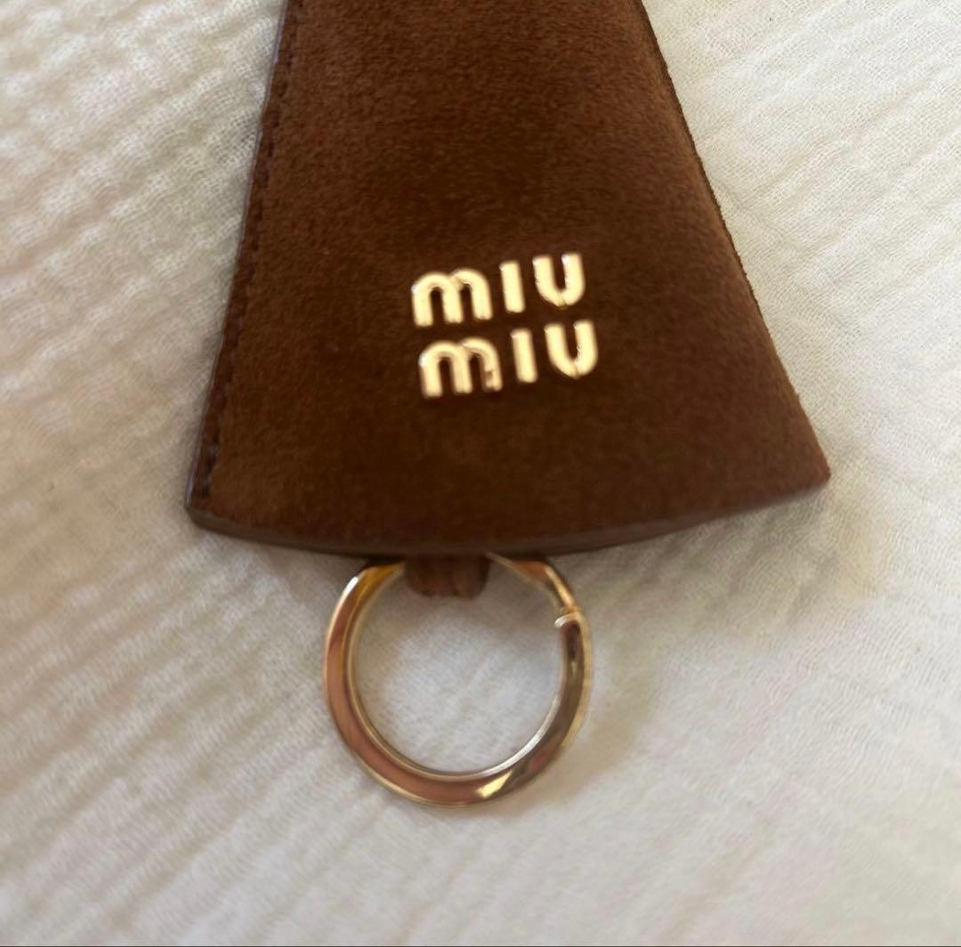 未使用★miu miu ミュウミュウ チャーム キーホルダー 茶 スエード