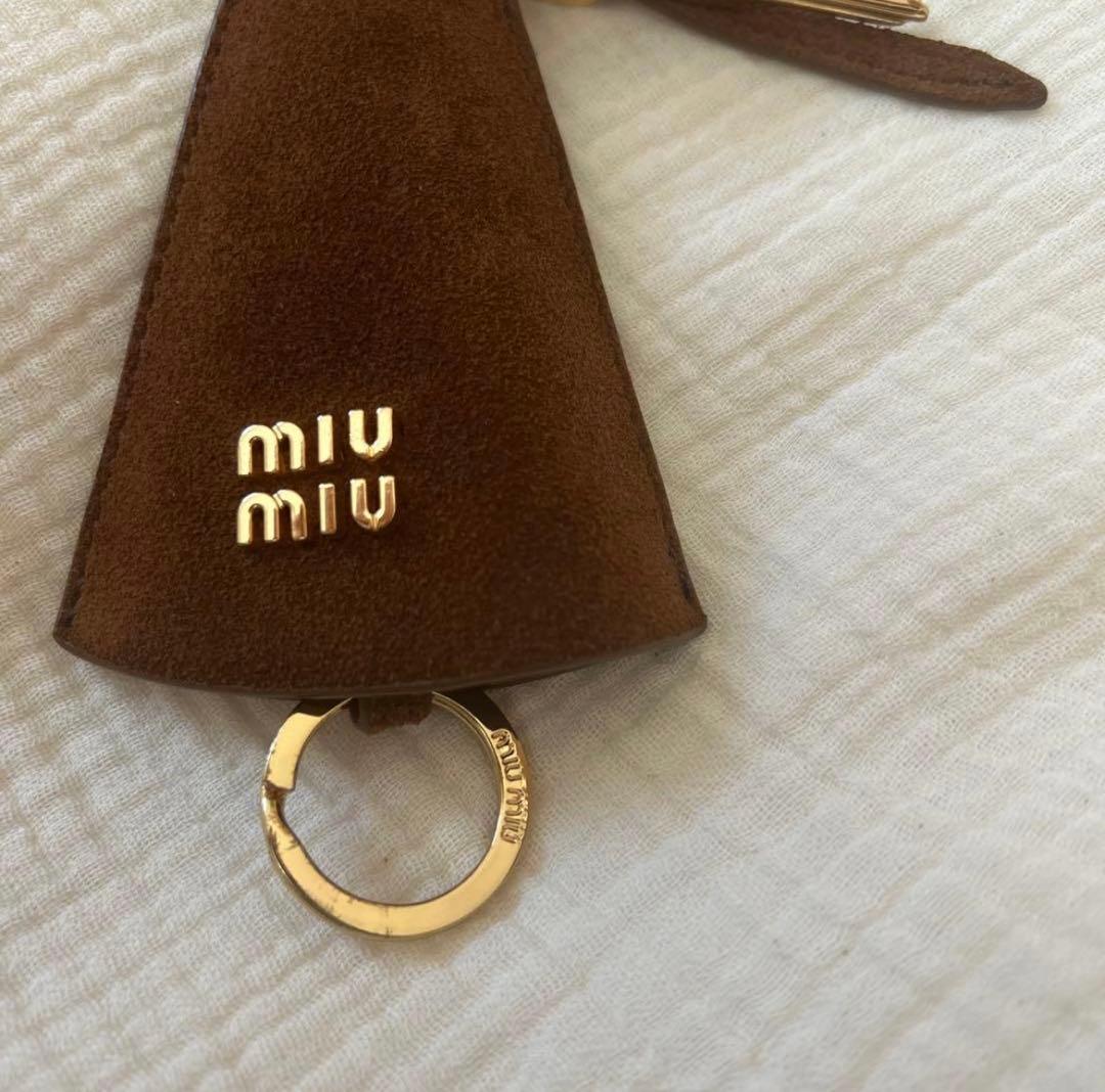 未使用★miu miu ミュウミュウ チャーム キーホルダー 茶 スエード