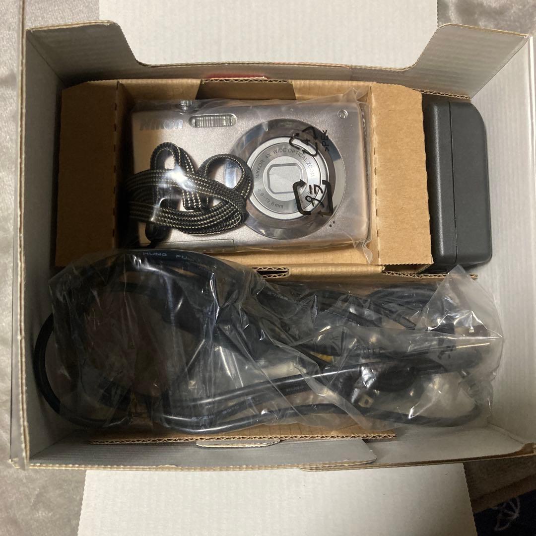 Nikon ニコン　COOLPIX S3000 中古品