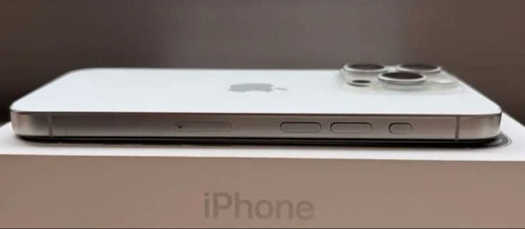 【美品】iPhone 15 Pro 128GBホワイトチタニウム　箱付き