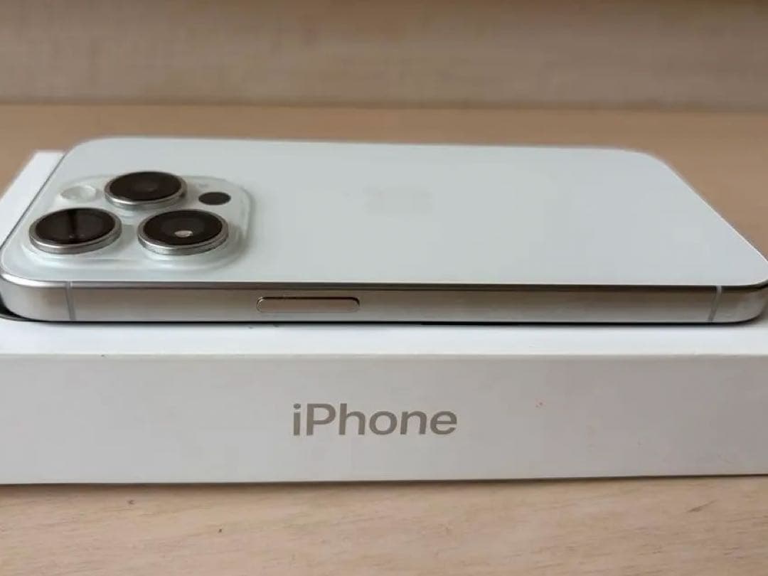 【美品】iPhone 15 Pro 128GBホワイトチタニウム　箱付き