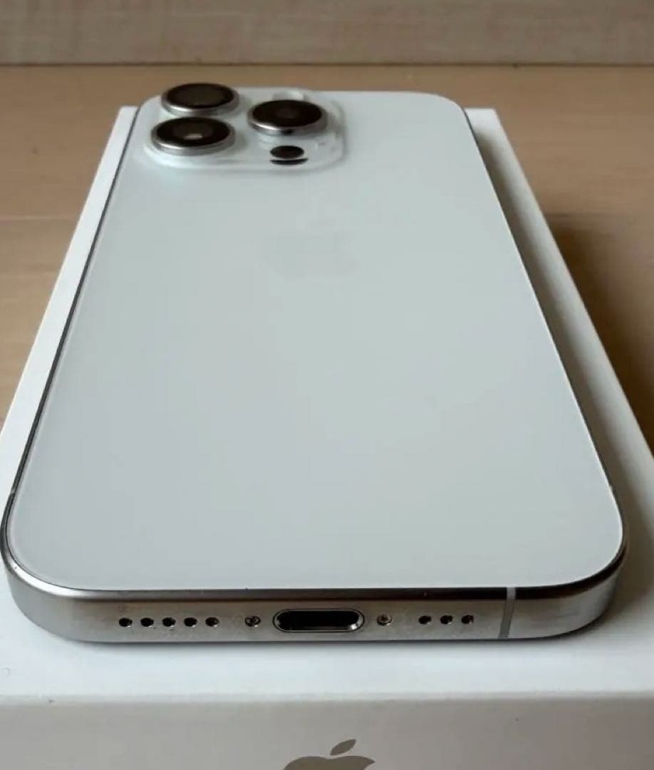 【美品】iPhone 15 Pro 128GBホワイトチタニウム　箱付き