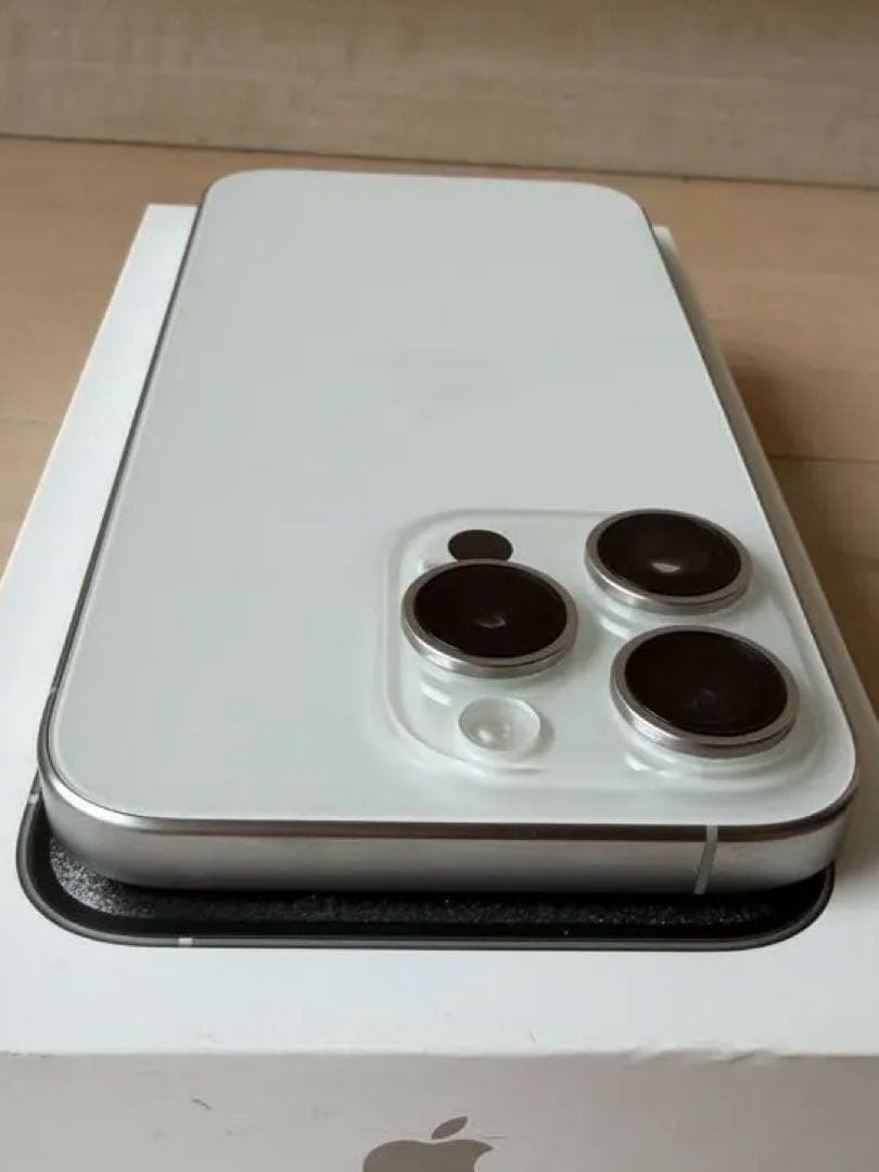 【美品】iPhone 15 Pro 128GBホワイトチタニウム　箱付き