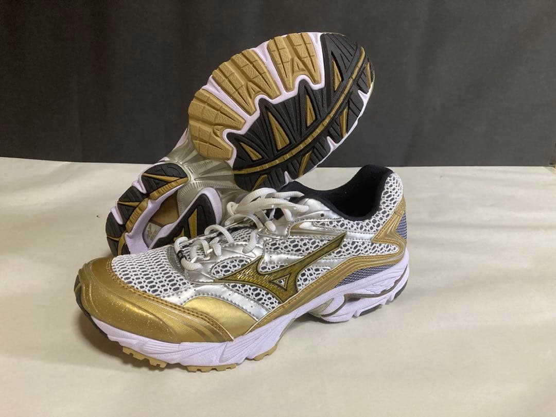 ミズノグローバルエリートトレーニングシューズ27cmタグ無し未使用自宅保管品