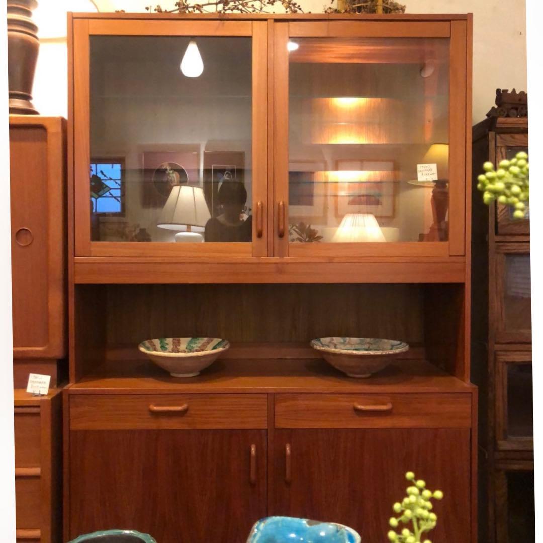 80年代デンマーク製：食器棚※ガラス棚板4枚別口配送(別売)