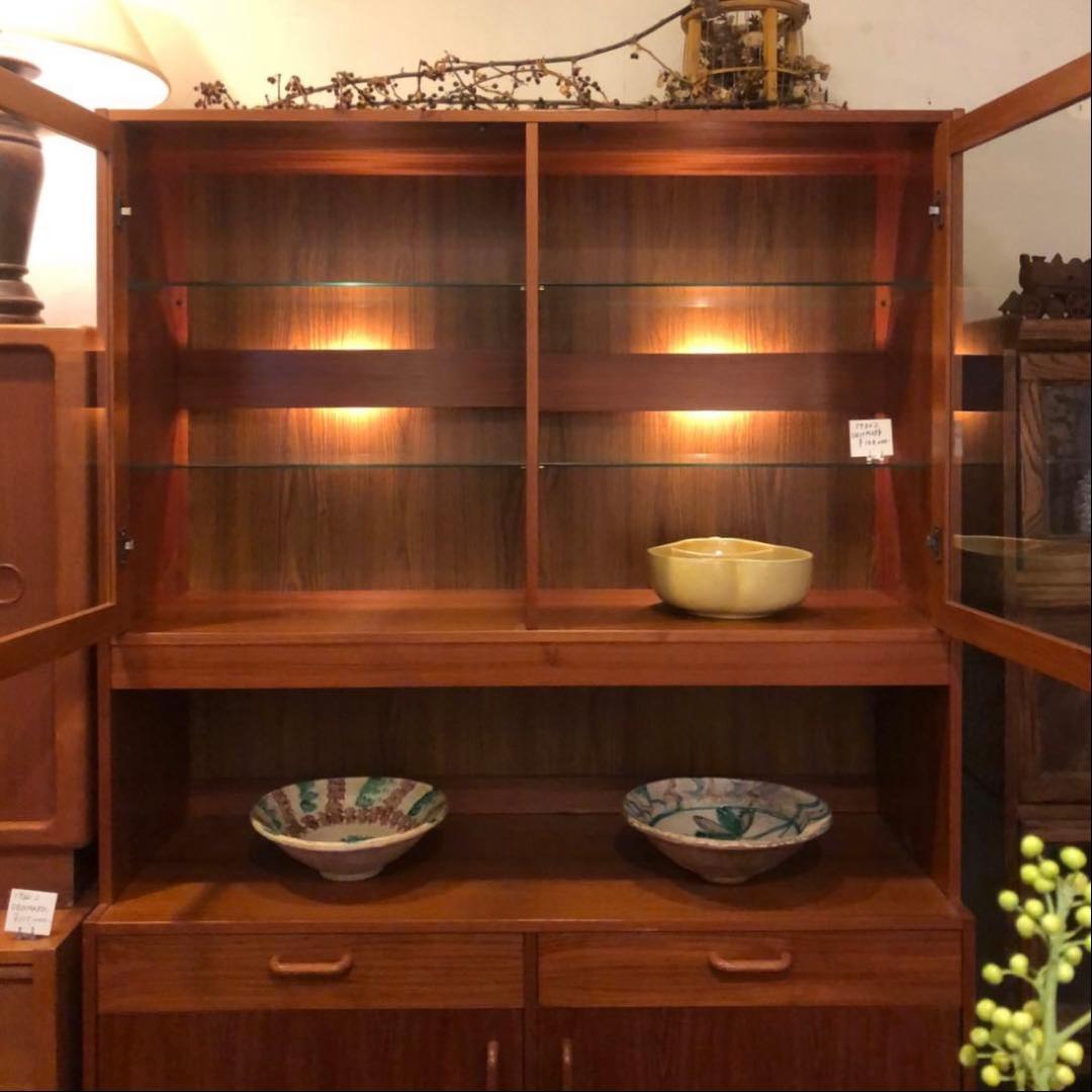 80年代デンマーク製：食器棚※ガラス棚板4枚別口配送(別売)