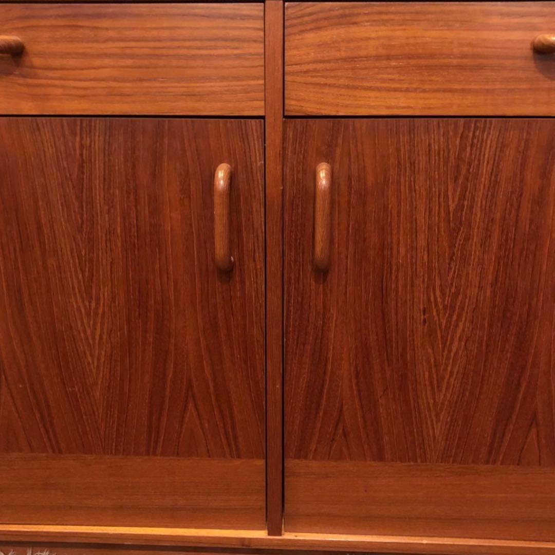 80年代デンマーク製：食器棚※ガラス棚板4枚別口配送(別売)