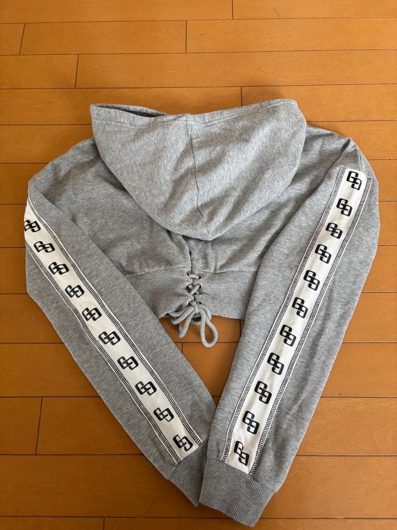 m!!GYDAグレー クロップドパーカーとパンツセット