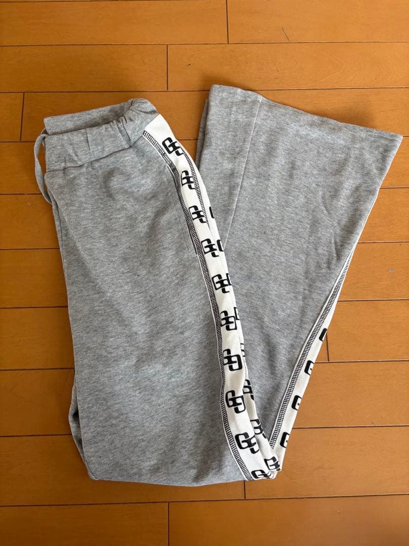 m!!GYDAグレー クロップドパーカーとパンツセット