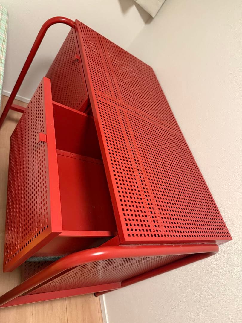 オシャ　　IKEA NIKKEBY 赤い金属製4段引き出しタンス