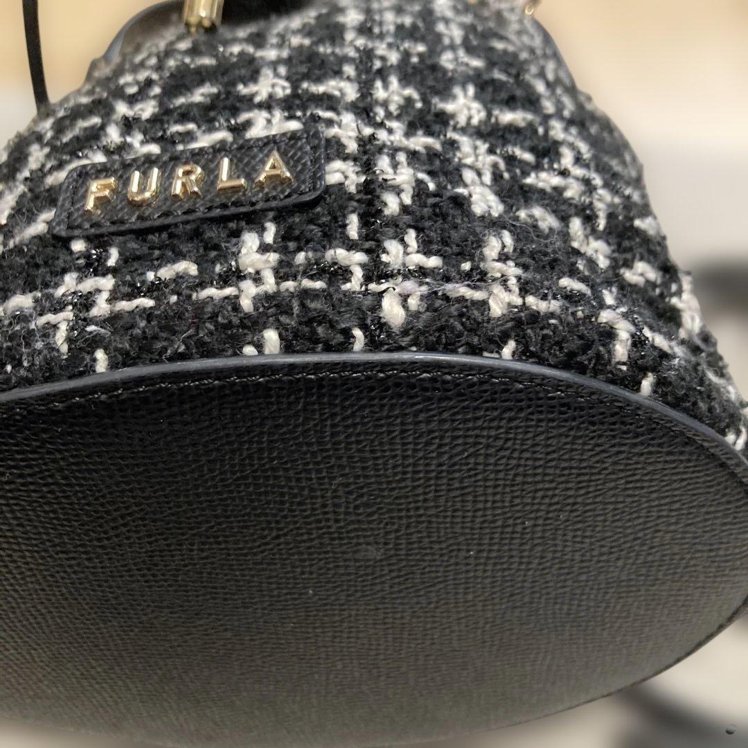 FURLA 黒と白のツイードバケットバッグ