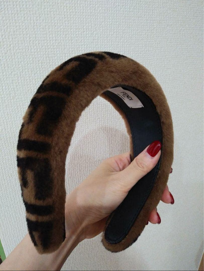 【 FENDI 】 ズッカ柄ムートンカチューシャ