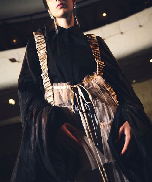 J1U ラベルエチュード　シースルーボリュームチュールデザインジレ　ブラック