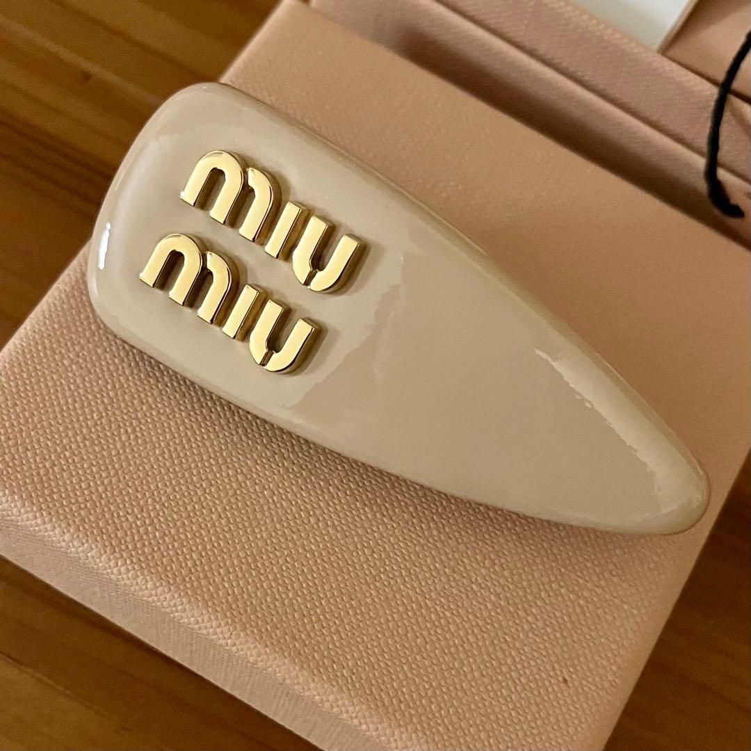 【限定SALE】【正規品】MIU MIU パテントレザーヘアクリップピンク