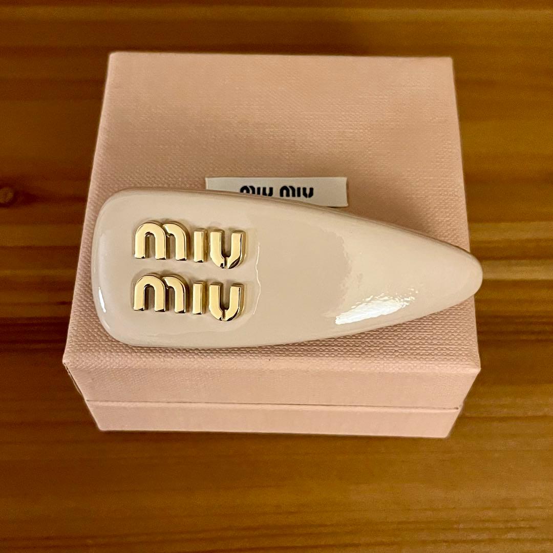 【限定SALE】【正規品】MIU MIU パテントレザーヘアクリップピンク