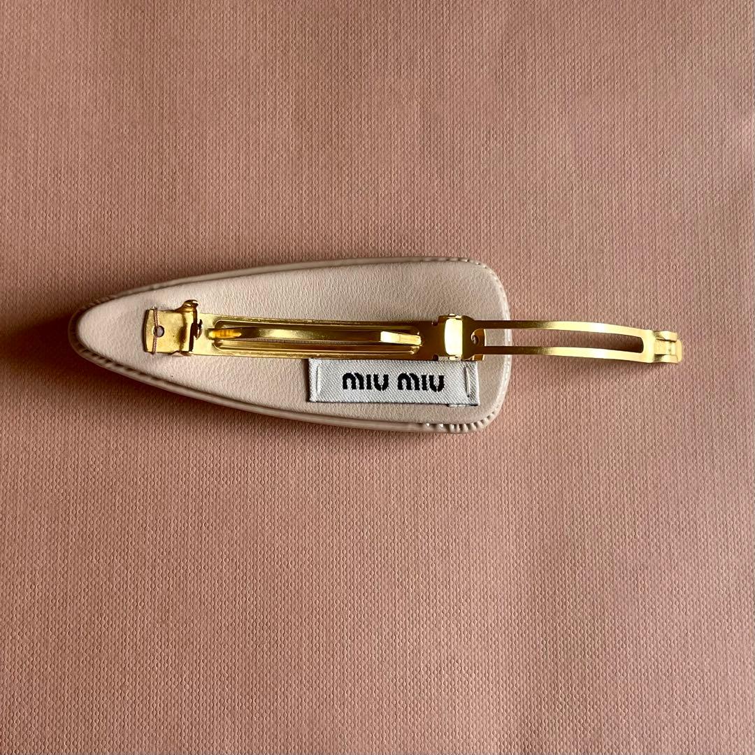 【限定SALE】【正規品】MIU MIU パテントレザーヘアクリップピンク