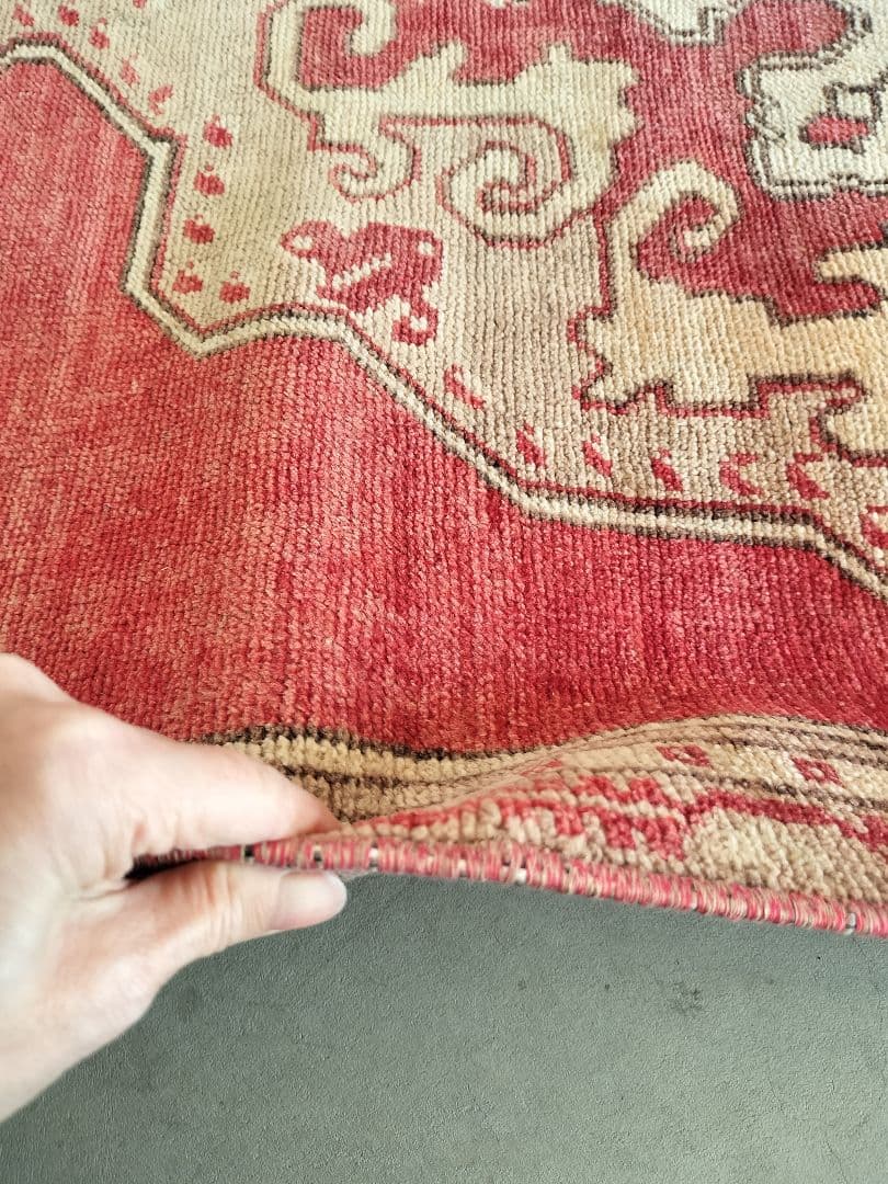 大きめ/希少/レッドとベージュのアヴァノスラグ　ヴィンテージラグNo.734