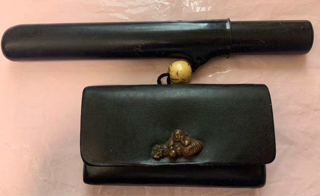 携帯用のキセル（煙管）ケースと煙草入れ　ダイコクさんの柄入