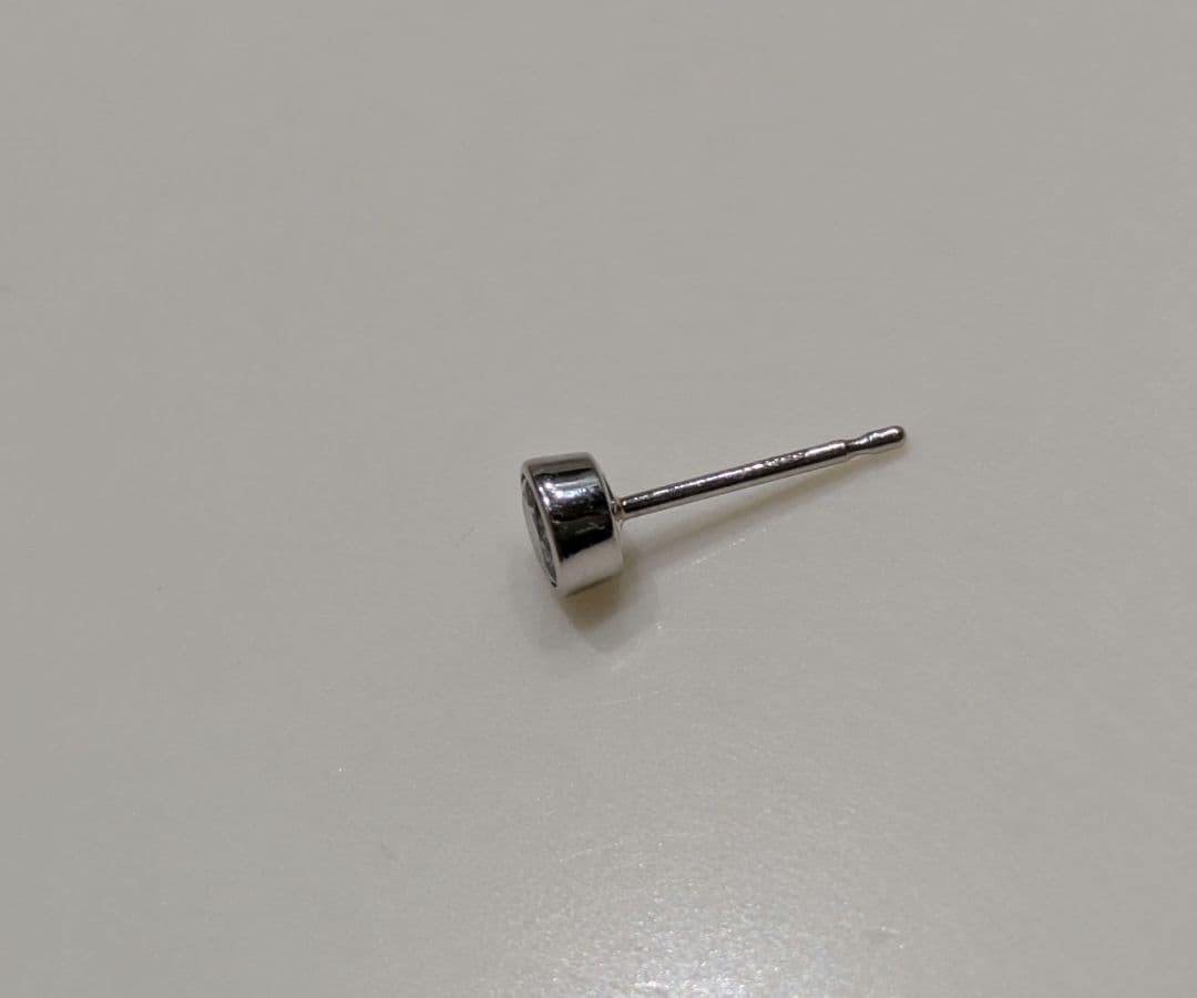 PT900　0.35カラット　ダイヤモンド　片耳　シンプル　ピアス