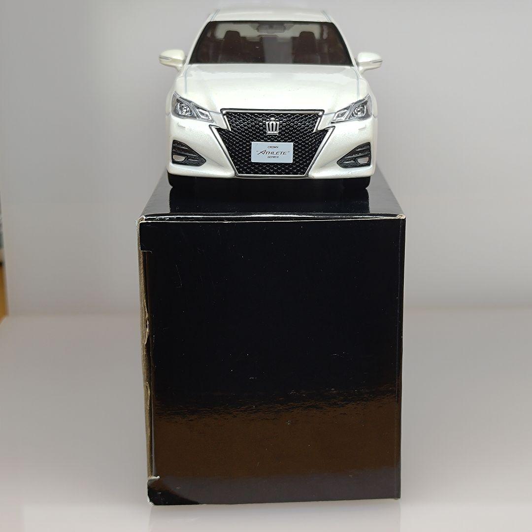 トヨタ クラウンアスリート カラーサンプル ホワイトパールクリスタルシャイン