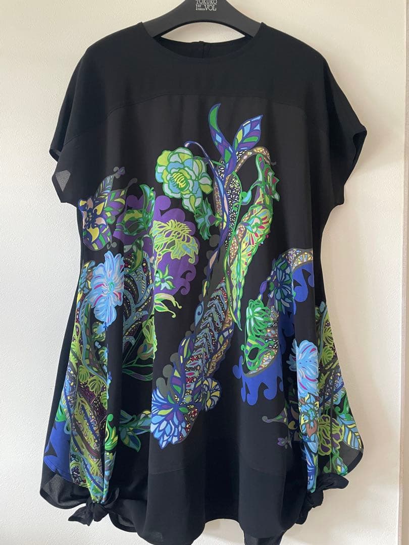トクコプルミエブォル花柄フレアチュニック黒(訳あり)