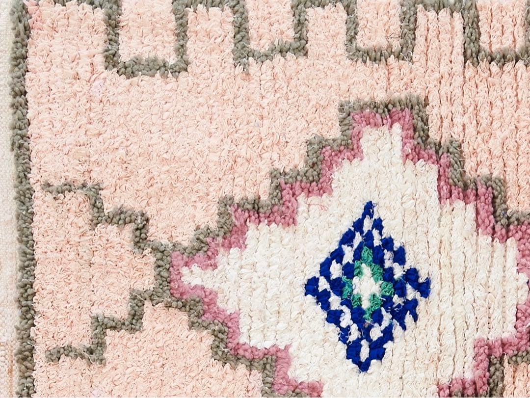 【最終値下げ】ボシャルウィットラグ(ピンク凸凹菱形紋様)