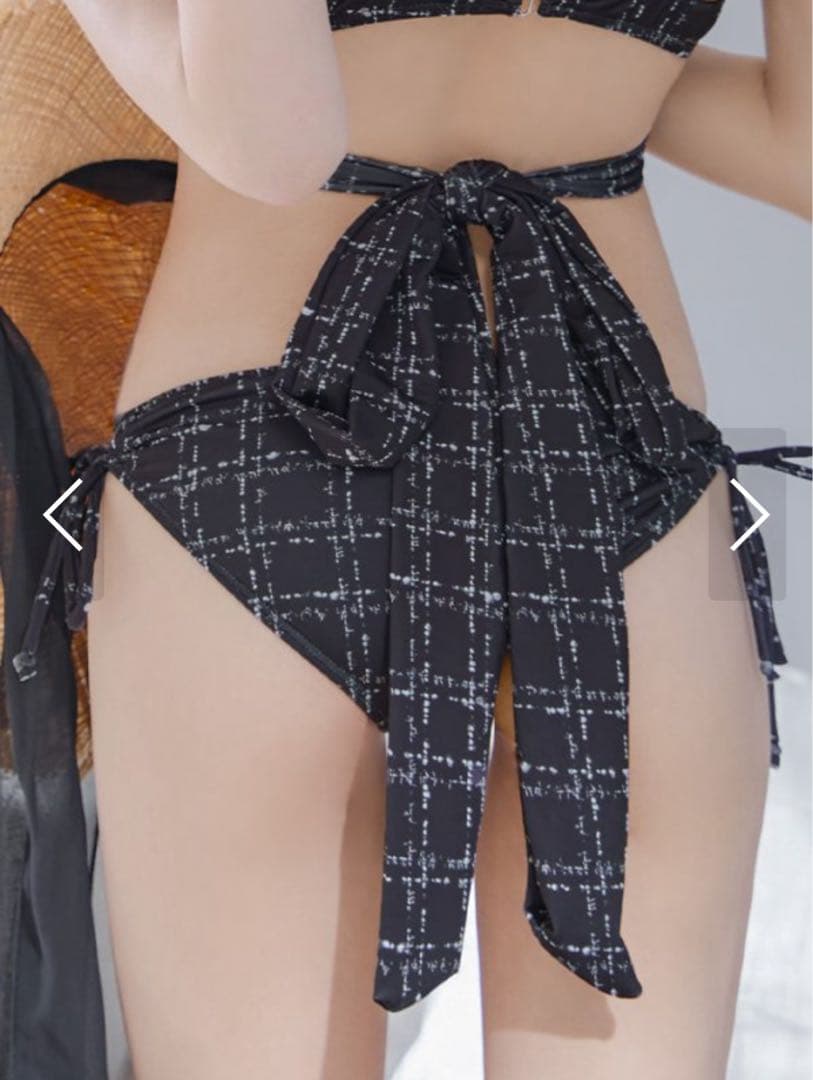 フリル付きブラックチェック水着