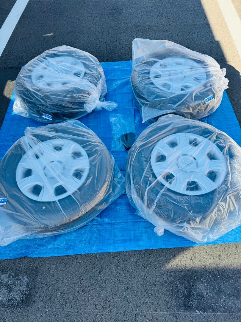 25年12月納車ハイエース200系8型　純正タイヤホイールセット