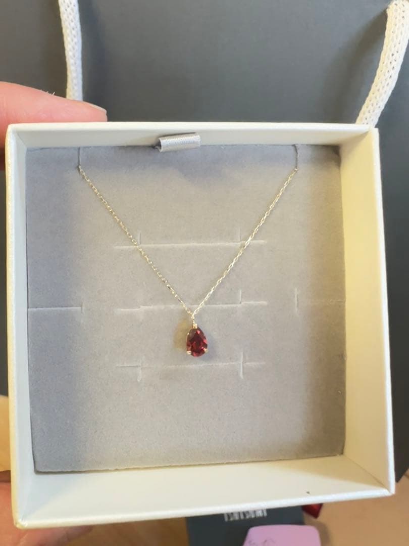 ツツミ しずく型ガーネットネックレス　K10イエローゴールド