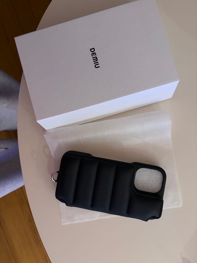 くーちゃんDEMIU ブラック iPhone16ケース クッションデザイン