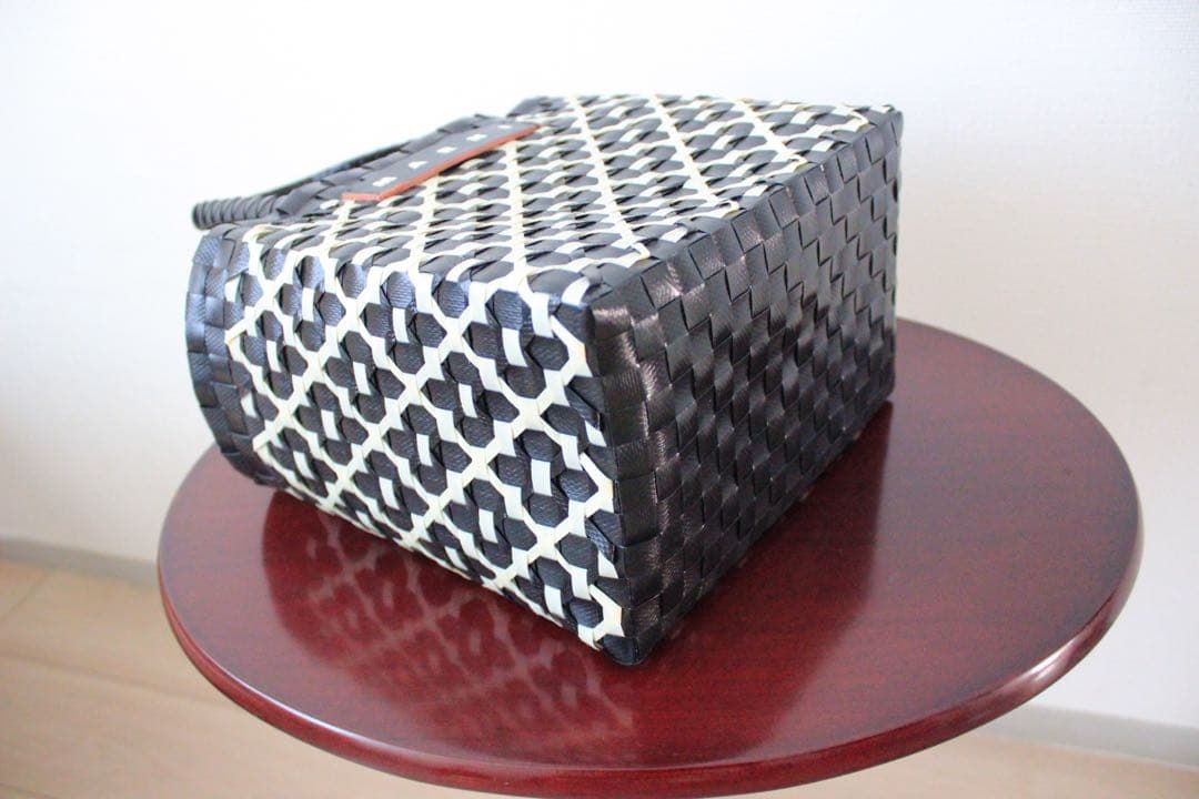 マルニマーケット　カゴバック　白×黒