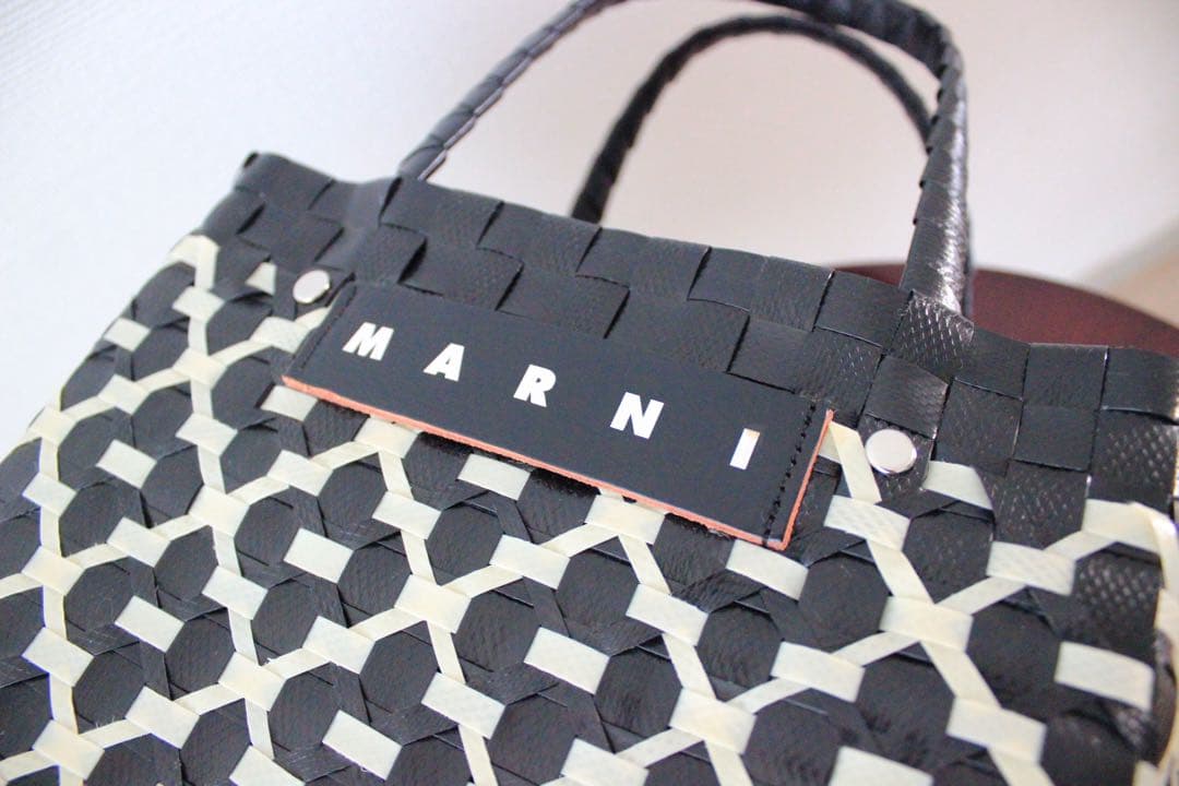 マルニマーケット　カゴバック　白×黒