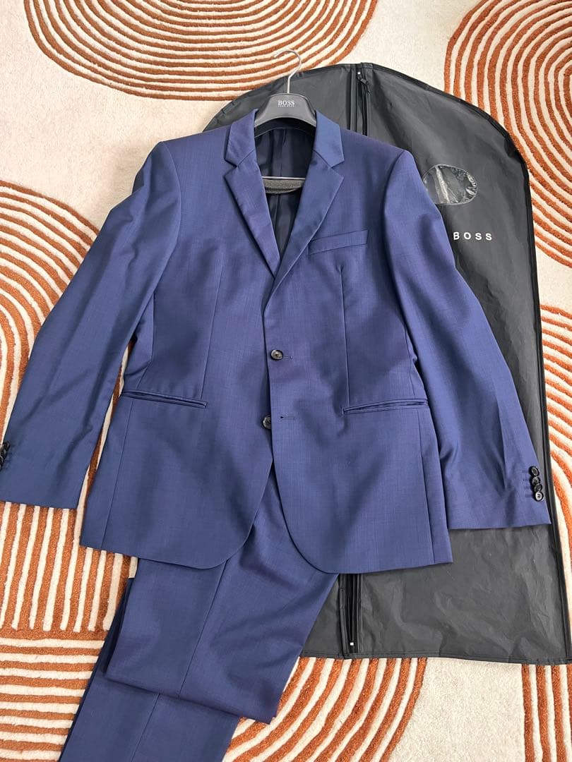 美品・使用回数2,3回 BOSS ネイビー ビジネススーツ スーツカバー付き