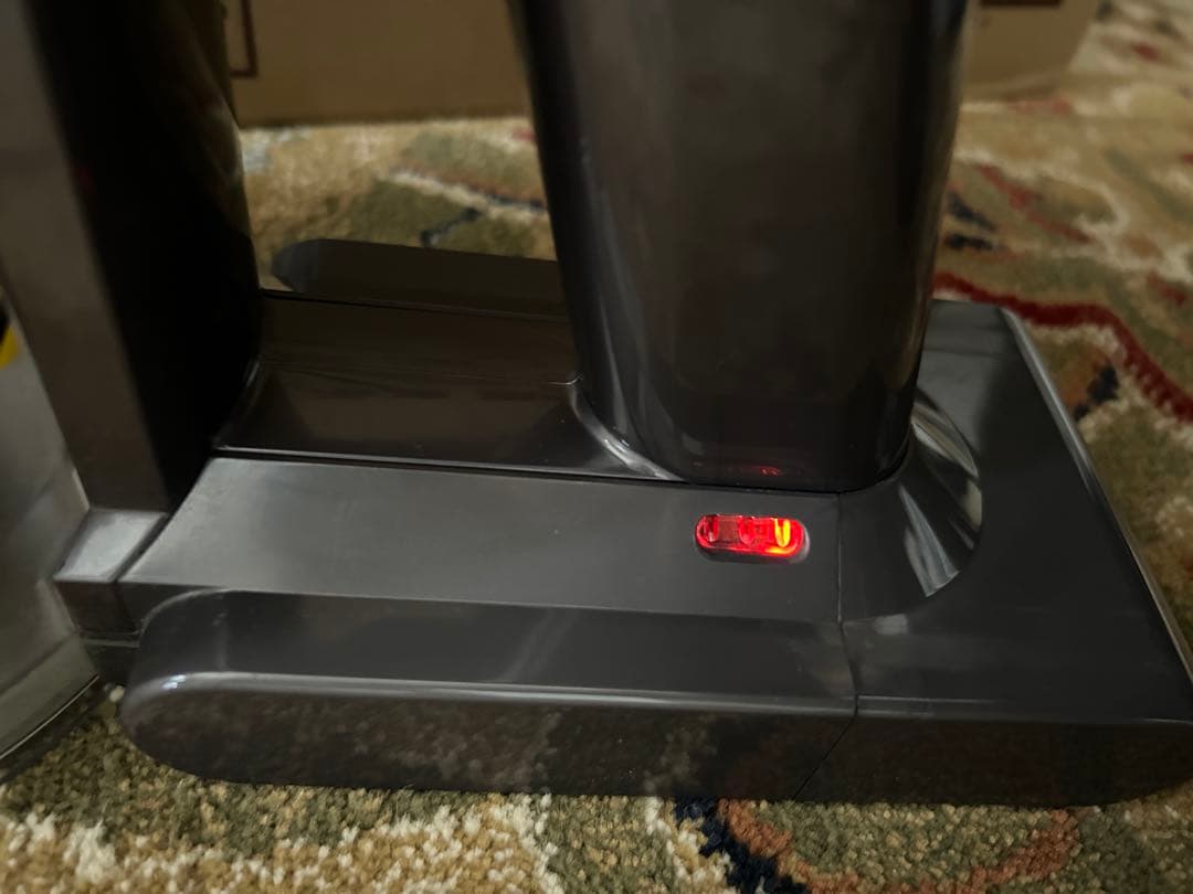 Dyson V8 Slim Fluffy+ 本体と付属品+スタンド　※ジャンク