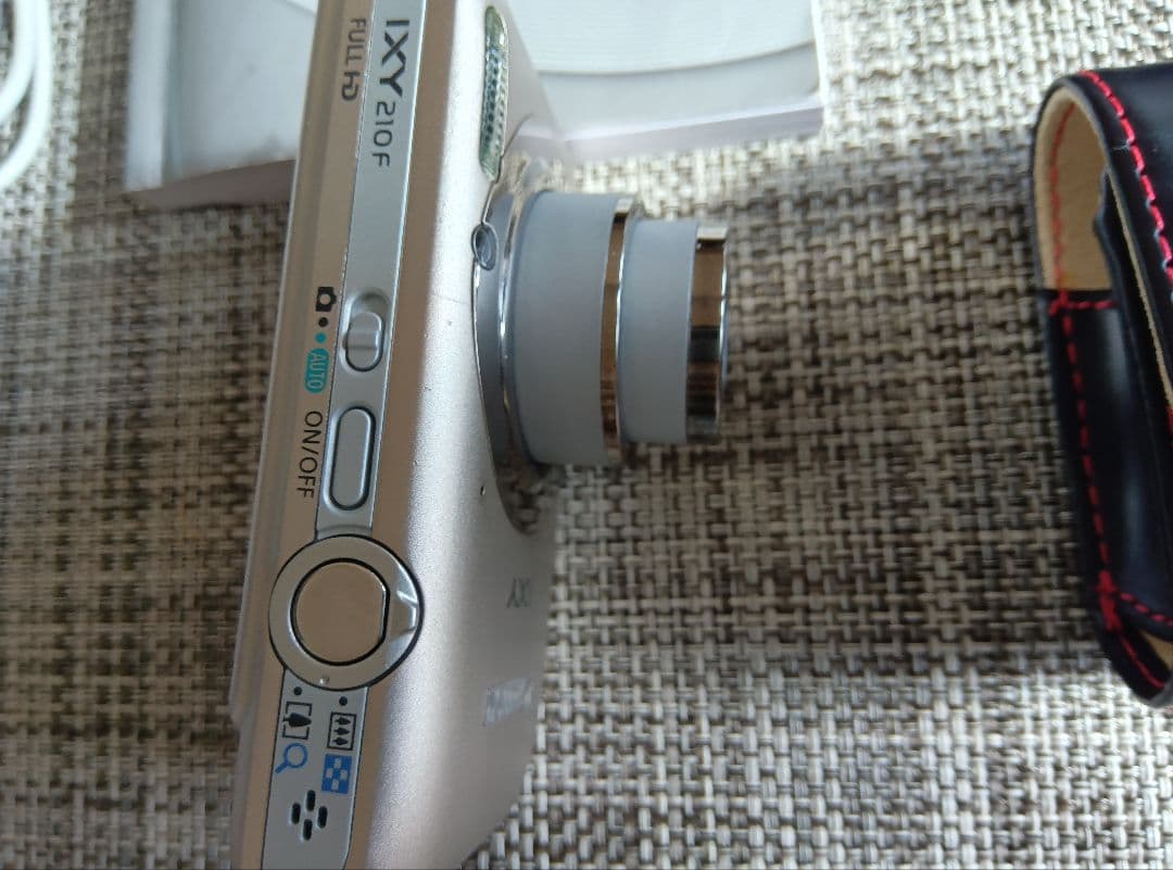 Canon デジカメ　IXY210F シルバー　ジャンク品